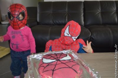 Les spidermans et leur gâteau !
